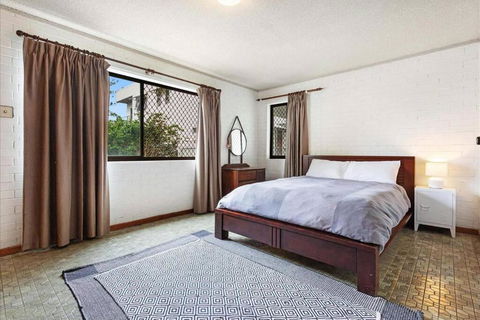 PET FRIENDLY & Super Central Retro Beach Pad! - Accommodation Rockhampton 0