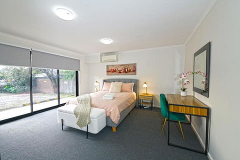 Pet Friendly Well-appointed 3BM Retreat Parking Netflix - Accommodation Rockhampton 0