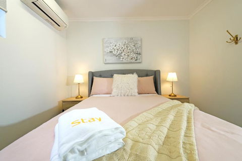 Pet Friendly Well-appointed 3BM Retreat Parking Netflix - Accommodation Rockhampton 1