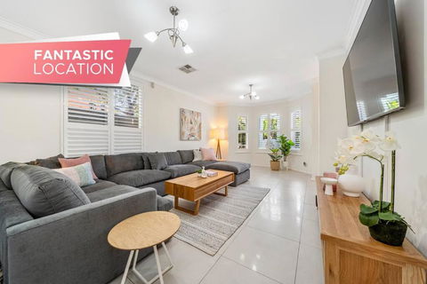 Petal And Bloom - 3BR Family CBD - Accommodation Rockhampton 0
