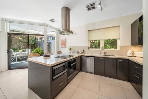 Petal And Bloom - 3BR Family CBD - Accommodation Rockhampton 1