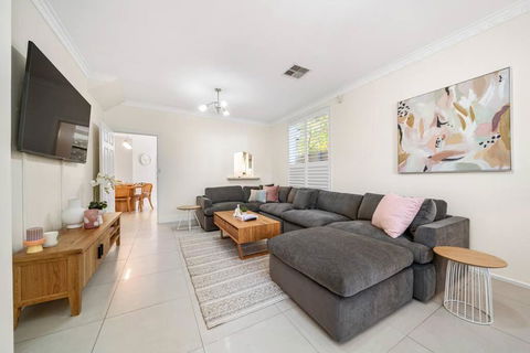 Petal And Bloom - 3BR Family CBD - Accommodation Rockhampton 3