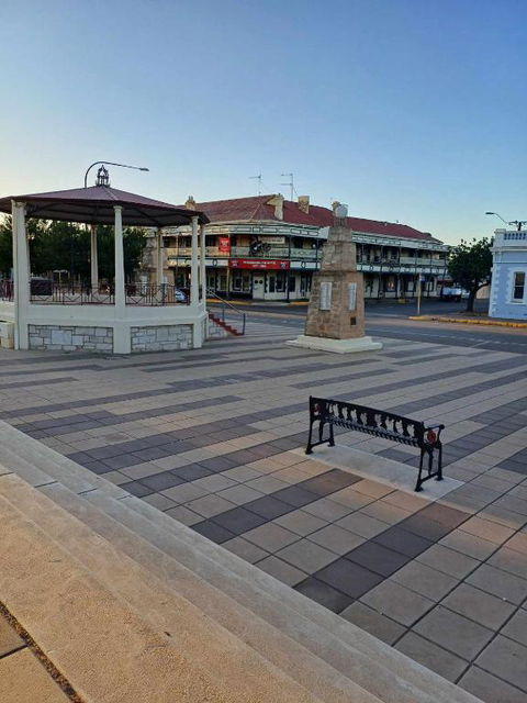 PETERBOROUGH HOTEL - Accommodation Rockhampton 1
