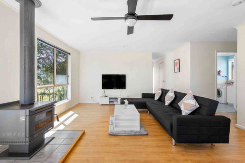 Picturesque Lakeside Getaway: Views, Beach, Park - Accommodation Rockhampton 2