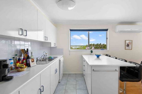 Picturesque Lakeside Getaway: Views, Beach, Park - Accommodation Rockhampton 0