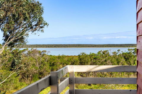 Picturesque Lakeside Getaway: Views, Beach, Park - Accommodation Rockhampton 3