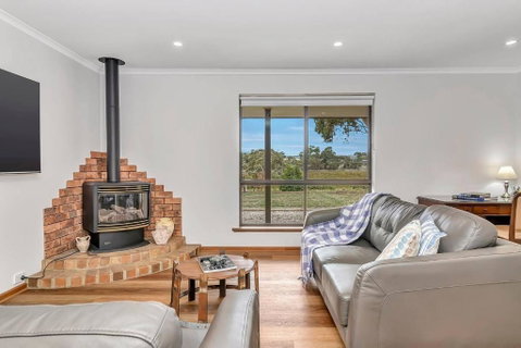 Picturesque Vineyard Farmhouse Nestled On 40-Acres - Accommodation Rockhampton 1