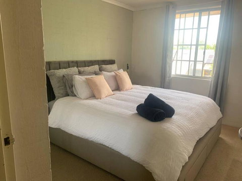 Plush 2 Bedroom Apartment Kingston - Accommodation Rockhampton 1