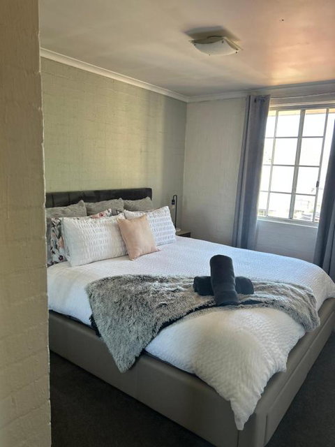 Plush 2 Bedroom Apartment Kingston - Accommodation Rockhampton 0