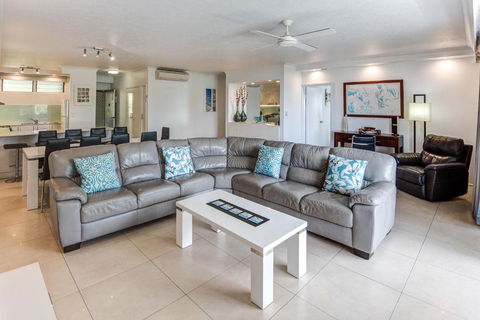 POINCIANA 101 HAMILTON ISLAND CENTRALLY LOCATED 3 BEDROOM, Plus BUGGY!! - Accommodation Rockhampton 2