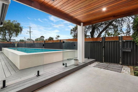 Pool House Hideaway - Accommodation Rockhampton 1