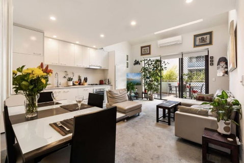 Poolside Apartment Opposite Redfern Park - Accommodation Rockhampton 0