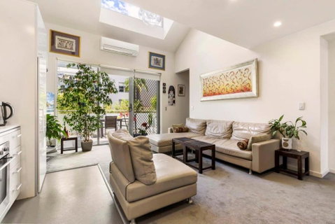Poolside Apartment Opposite Redfern Park - Accommodation Rockhampton 3