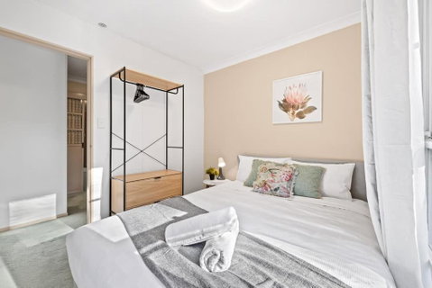 Quaint Queen Room In Pymble - Private Spot - Shared Bathroom - Accommodation Rockhampton 0