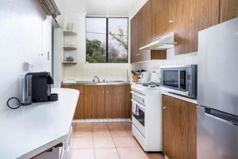 Quiet 2BR Apartment With Garden Views In Griffith - Accommodation Rockhampton 2