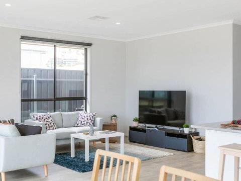 Putters Paradise 25-30 Troon Drive - Accommodation Rockhampton 1
