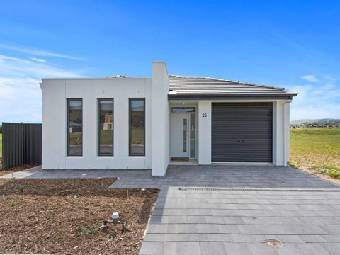Putters Paradise 25-30 Troon Drive - Accommodation Rockhampton 0