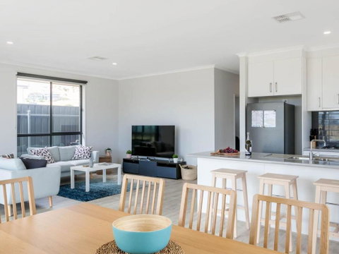 Putters Paradise 25-30 Troon Drive - Accommodation Rockhampton 2