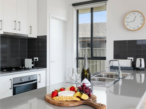 Putters Paradise 25-30 Troon Drive - Accommodation Rockhampton 3