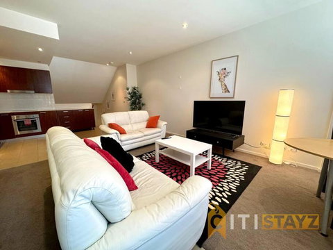 Pretty Penthouse - Close To ANU - Accommodation Rockhampton 0