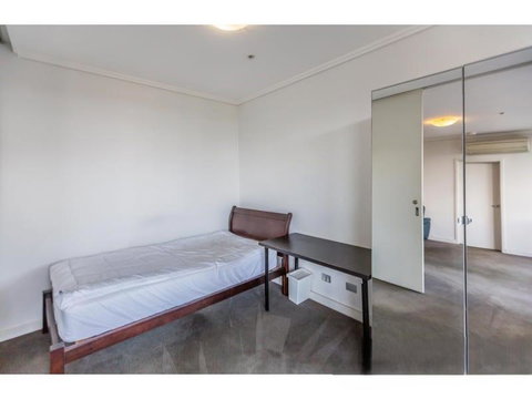 Private Room With Shared Washroom Only In 3bhk Apartment - Accommodation Rockhampton 1