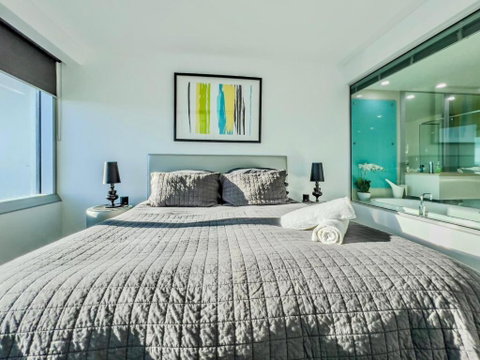 Q1 Skyview Retreat - Level 31 Spectacular Views - Accommodation Rockhampton 1