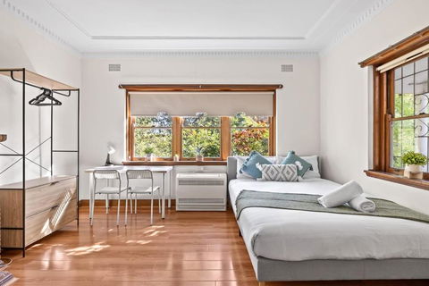 Quadruple Room - Near Transport & Shops - Shared Bathroom - Accommodation Rockhampton 1