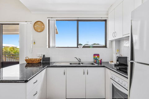 Quaint 2-Bed Beach Abode With Ocean Views - Accommodation Rockhampton 2