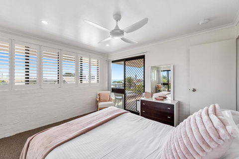 Quaint 2-Bed Beach Abode With Ocean Views - Accommodation Rockhampton 3