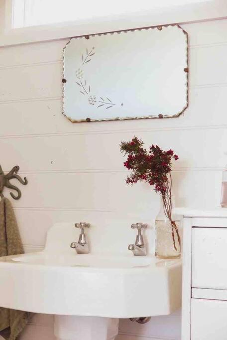 Quaint And Intimate 1-bed Seaside Cottage - Accommodation Rockhampton 3