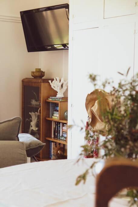 Quaint And Intimate 1-bed Seaside Cottage - Accommodation Rockhampton 1