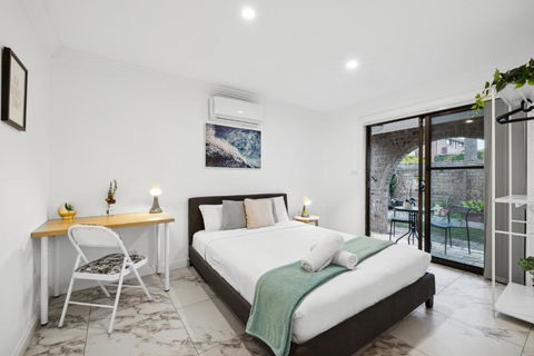 Quaint Double Room - Centrally Located At Glenfield - Shared Bathroom - Accommodation Rockhampton 0