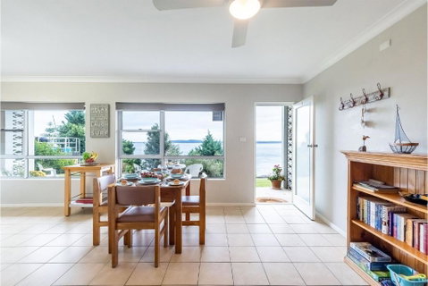 Quarterdeck 1 12 Magnus St Fantastic Unit With Spectacular Views - Accommodation Rockhampton 0
