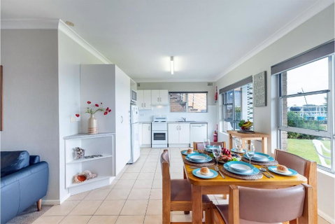 Quarterdeck 1 12 Magnus St Fantastic Unit With Spectacular Views - Accommodation Rockhampton 3