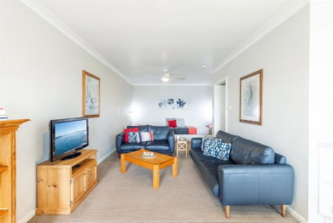 Quarterdeck 1 12 Magnus St Fantastic Unit With Spectacular Views - Accommodation Rockhampton 2