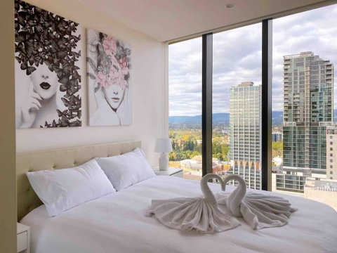 Queen Bed Luxury Parisian Paradise With Amazing City Views & Gym - Accommodation Rockhampton 0