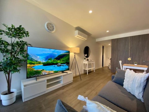 Queen Bed Luxury Parisian Paradise With Amazing City Views & Gym - Accommodation Rockhampton 2