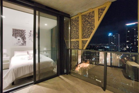 Queen Bed Luxury Parisian Paradise With Amazing City Views & Gym - Accommodation Rockhampton 3