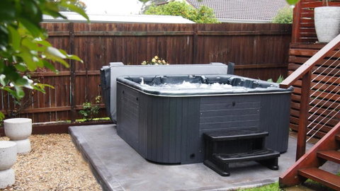 Queenberry Cottage - Jacuzzi, Village Location & 10 Mins To Beach - Accommodation Rockhampton 3