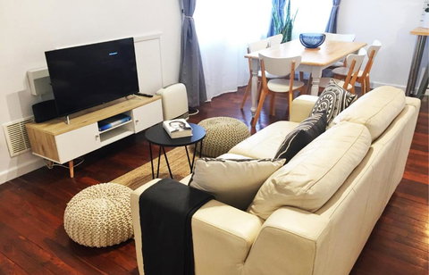 Quick Stroll To The City - Accommodation Rockhampton 3