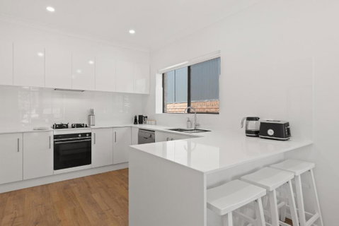 Quiet 2-Bed Retreat With Private Courtyard - Accommodation Rockhampton 1