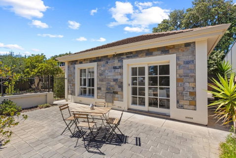 Quiet 2-Bed Retreat With Private Courtyard - Accommodation Rockhampton 3