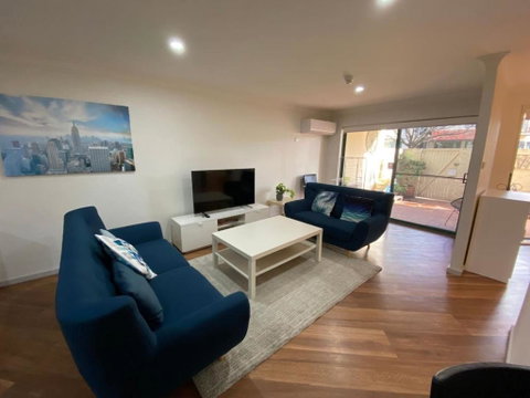 Quiet 2 Bedroom Apt In The Heart Of Old Kingston - Accommodation Rockhampton 0