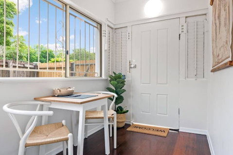 Quiet & Bright Art Deco Apartment By New Farm Park - Accommodation Rockhampton 3