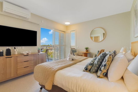 Quiet Apartment In Mantra Salt Beach By UHoliday - 2BR, 1BR And Hotel Room Configurations Available - Accommodation Rockhampton 1