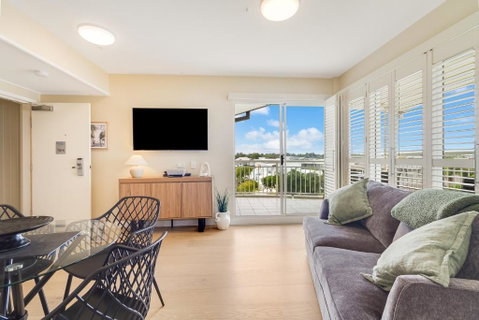 Quiet Apartment In Mantra Salt Beach By UHoliday - 2BR, 1BR And Hotel Room Configurations Available - Accommodation Rockhampton 2