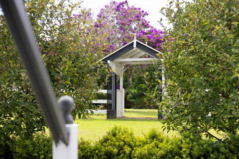 Rambling Roses - Accommodation Rockhampton 1