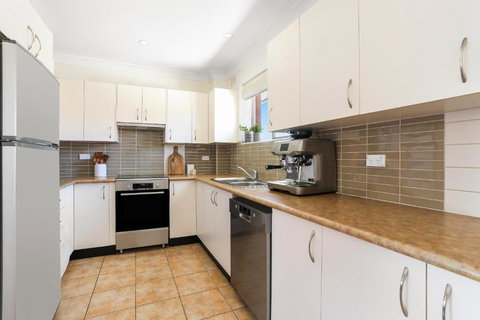 Randwick L 3 Bedroom Apartment + Parking - Accommodation Rockhampton 3