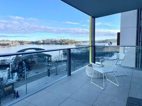 RARE Luxury Waterfront Living - Accommodation Rockhampton 1