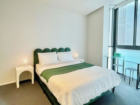 RARE Luxury Waterfront Living - Accommodation Rockhampton 2